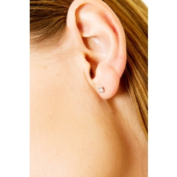 4 prongs diamond stud earrings in white gold 18k  2