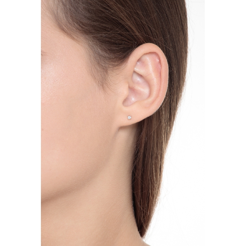 White gold 18k 4 prongs diamond stud earrings White gold 18k 4 prongs diamond stud earrings