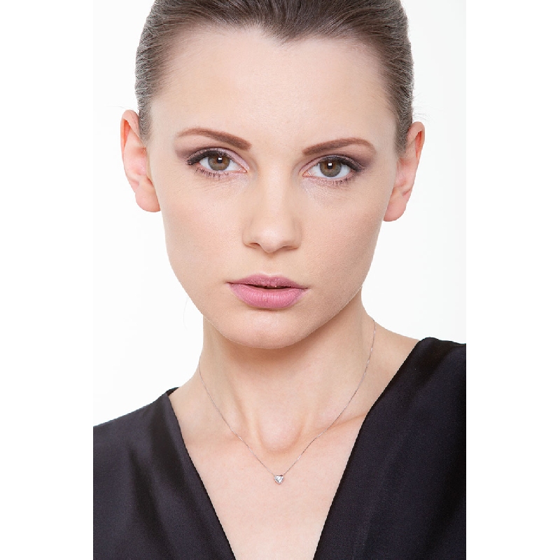 18k white gold necklace with heart shaped pendant and diamond