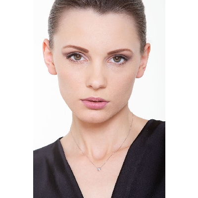 18k white gold necklace with heart shaped pendant and diamond