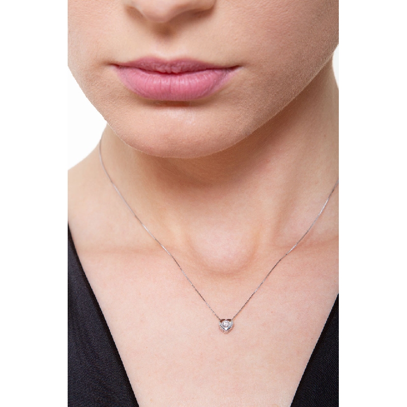 18k white gold necklace with heart shaped pendant and diamond