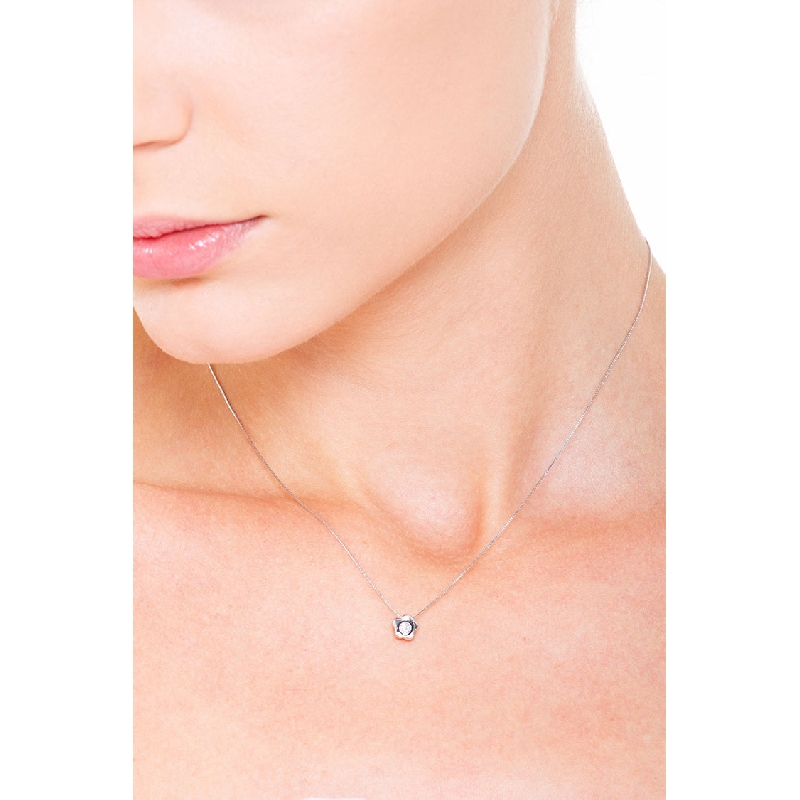 18k white gold little flower pendant with diamond  18k white gold little flower pendant with diamond
