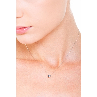 18k white gold little flower pendant with diamond 