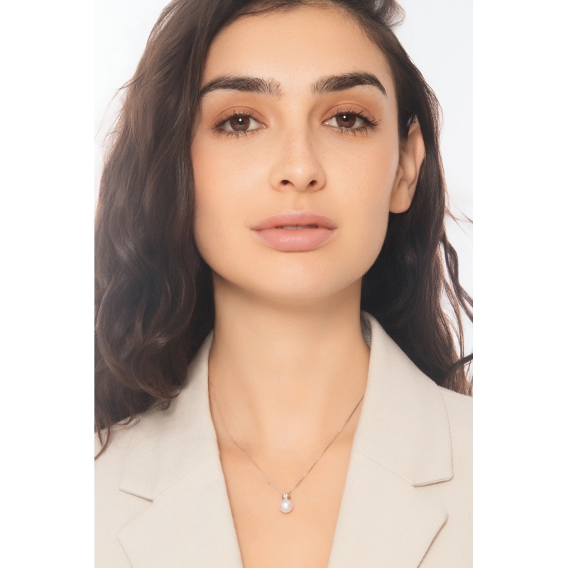 White gold 18k pearl pendant with diamond  White gold 18k pearl pendant with diamond