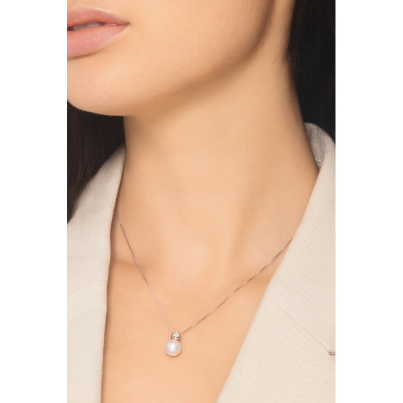 White gold 18k pearl pendant with diamond  White gold 18k pearl pendant with diamond