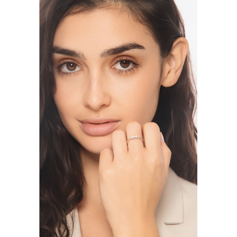 White gold 750 trilogy ring with 3 diamonds White gold 750 trilogy ring with 3 diamonds