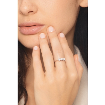 750 white gold trilogy diamond ring 