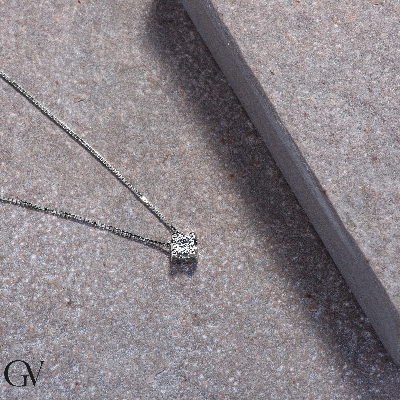 18k white gold solitaire necklace with 0.25 ct diamond