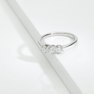Diamond trilogy classic ring in 18kt white gold