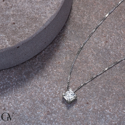 18k white gold solitaire necklace with 0.50 ct diamond