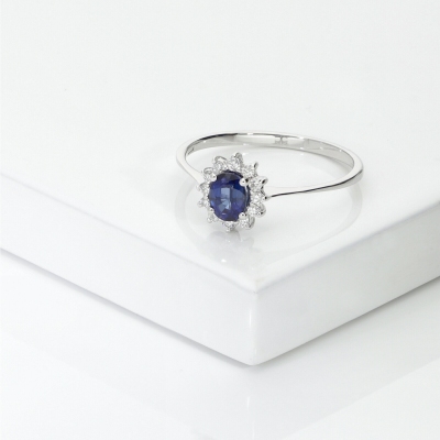Blue sapphire diamond halo ring in18kt white gold
