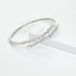 Open diamond cuff in 18kt white gold