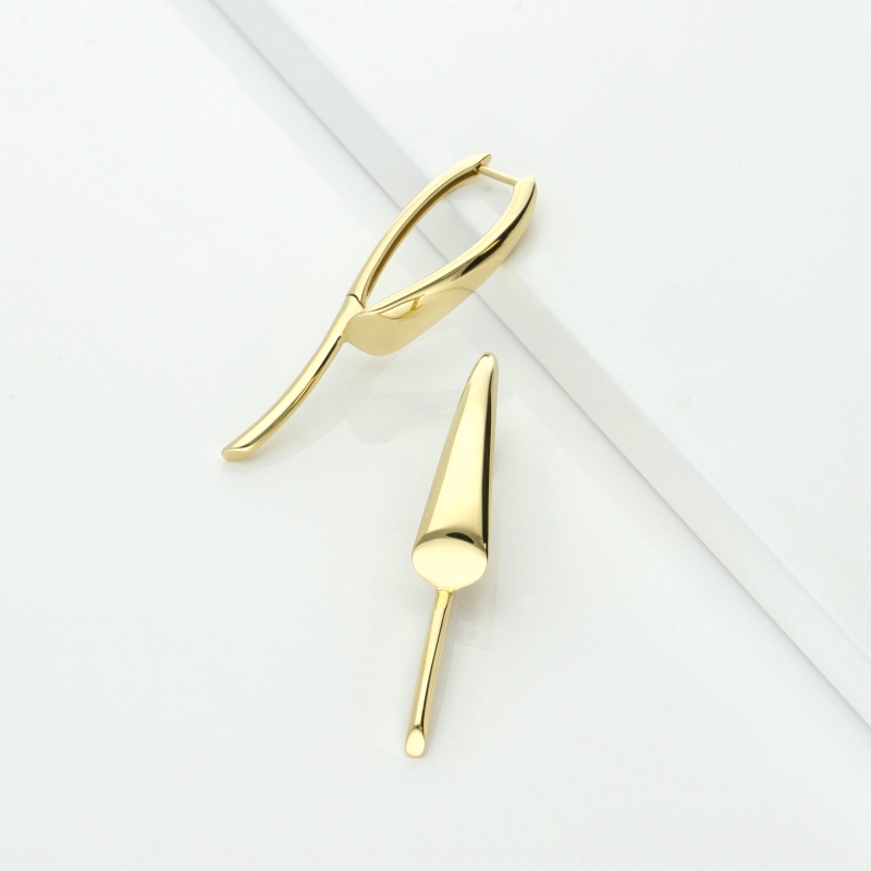 Modern hoop earrings in 18kt yellow gold