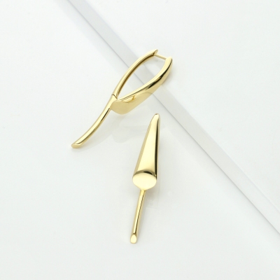 Modern hoop earrings in 18kt yellow gold