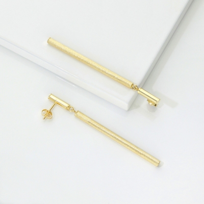 Bar pendant earrings in 18kt yellow gold