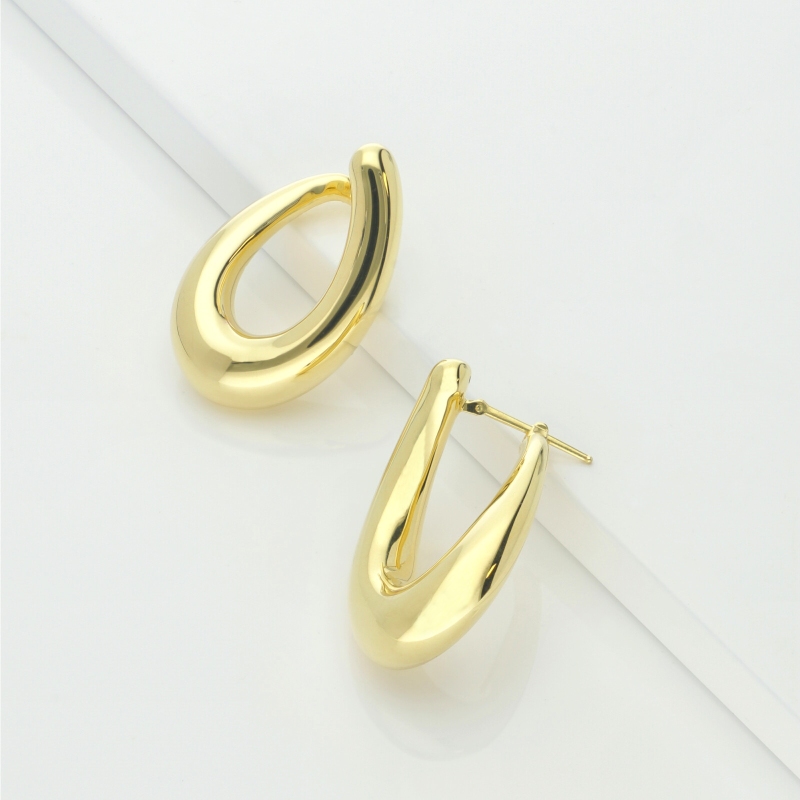 Oval puffy hoops in 18kt yellow gold