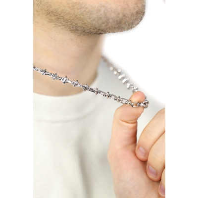Chain-link geometric necklace in 18kt white gold