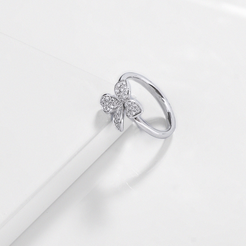 Modern flower pavè diamond ring in 18kt white gold 