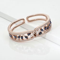 Cuff bracelet with diamonds and blue sapphires in 18kt gold