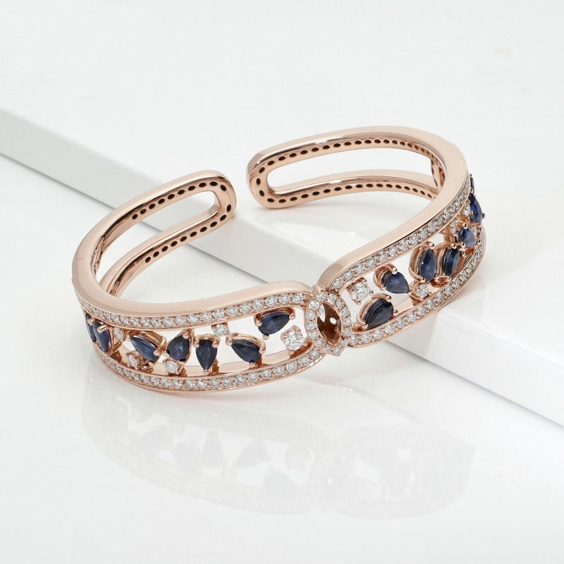 Cuff bracelet with diamonds and blue sapphires in 18kt gold Cuff bracelet with diamonds and blue sapphires in 18kt gold