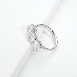 Classic diamond trilogy ring in 18kt white gold