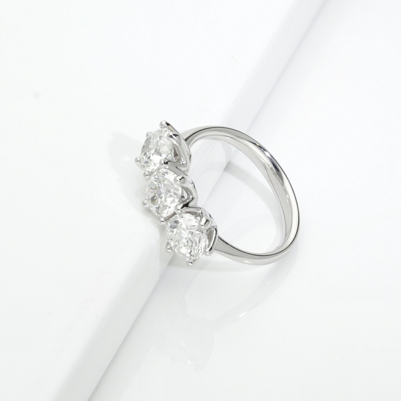 Classic diamond trilogy ring in 18kt white gold Classic diamond trilogy ring in 18kt white gold