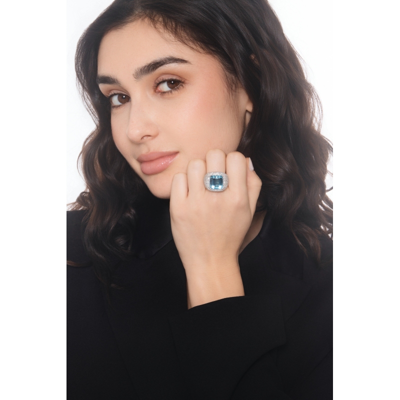 18k white gold ring with aquamarine and diamond pavé