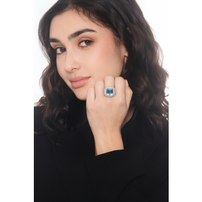 18k white gold ring with aquamarine and diamond pavé