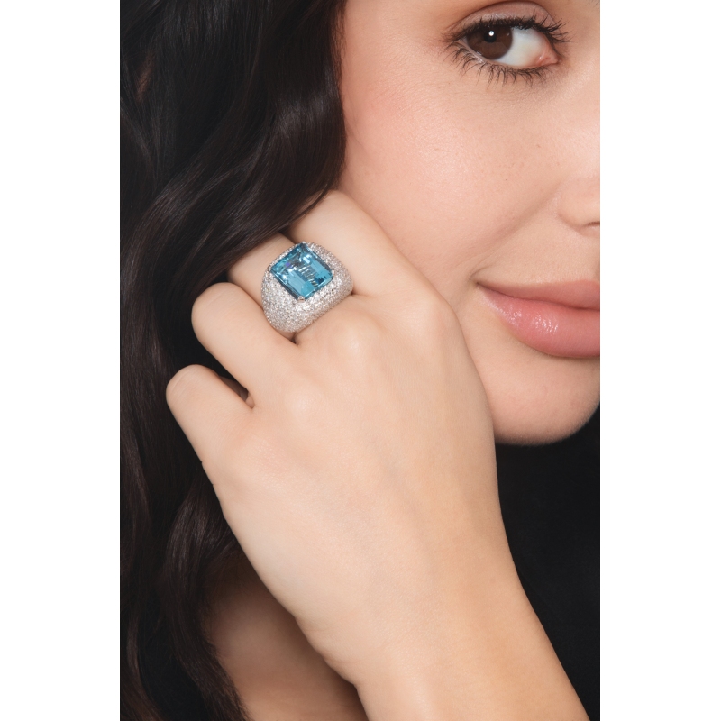 18k white gold ring with aquamarine and diamond pavé