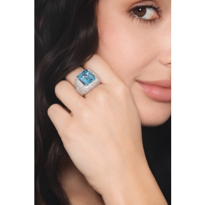 18k white gold ring with aquamarine and diamond pavé