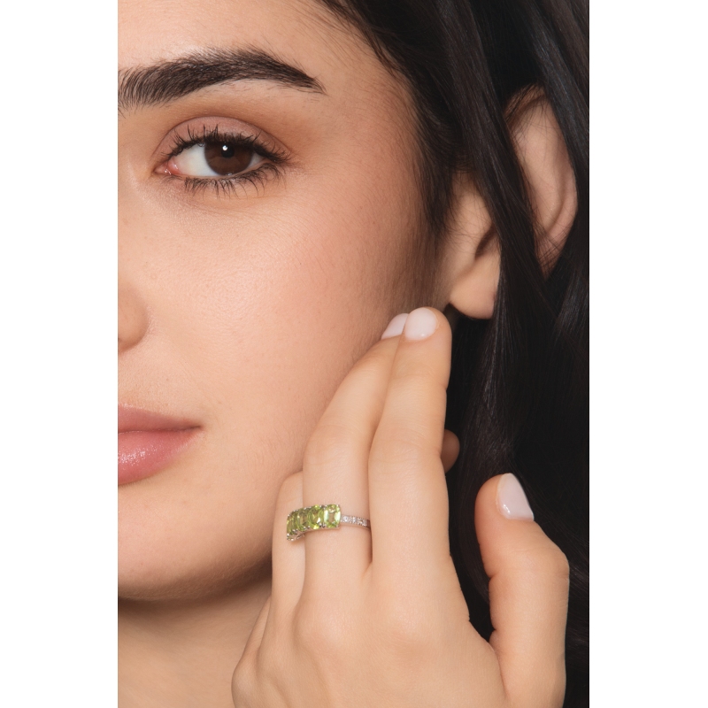 18k white gold ring with diamonds and peridots 18k white gold ring with diamonds and peridots