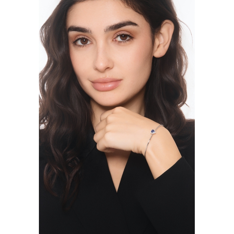 Thin bangle bracelet with diamonds and heart-shaped blue sapphire in 18kt white gold