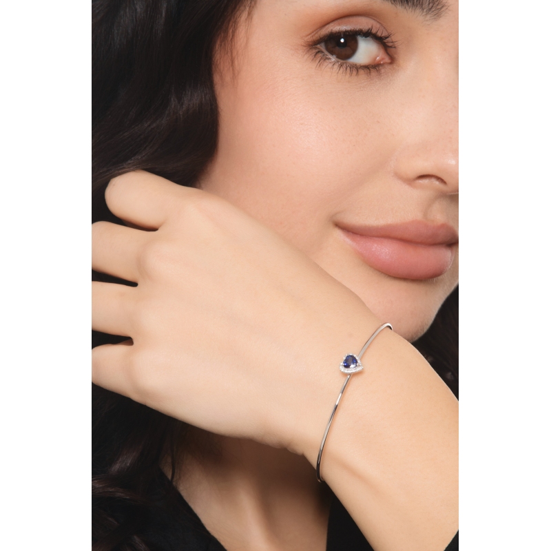 Thin bangle bracelet with diamonds and heart-shaped blue sapphire in 18kt white gold