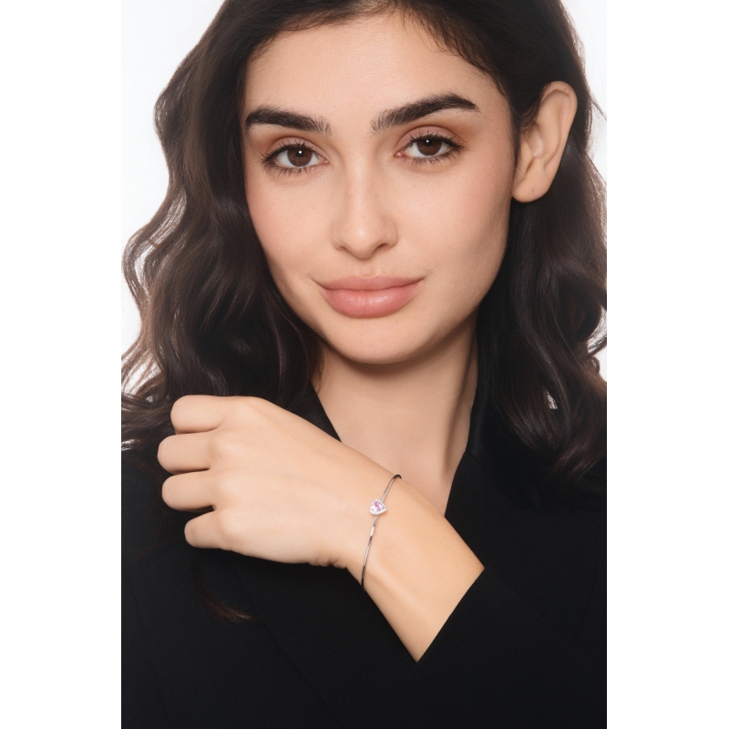 Thin bangle bracelet with diamonds and heart-shaped pink sapphire in 18kt white gold