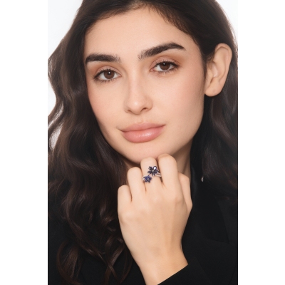 Blue sapphire flowers ring in 18kt white gold