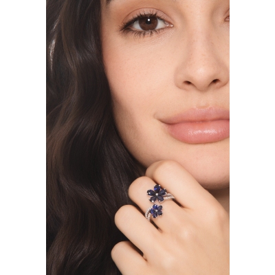 Blue sapphire flowers ring in 18kt white gold