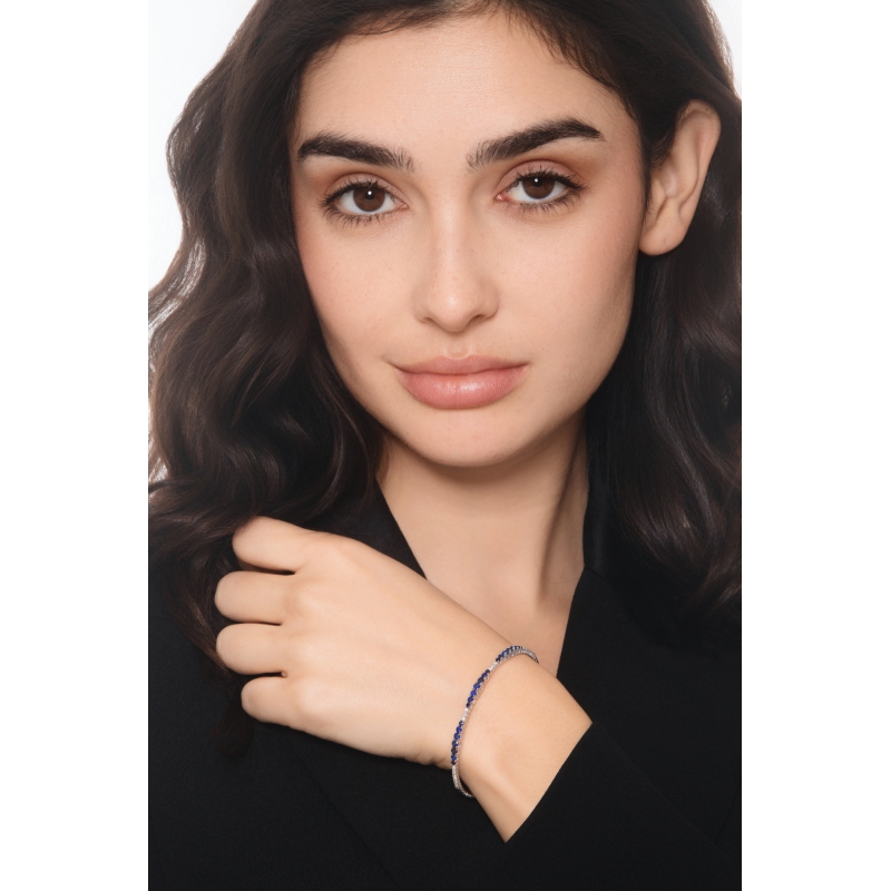 Bangle in 18k white gold with blue sapphires and diamonds 