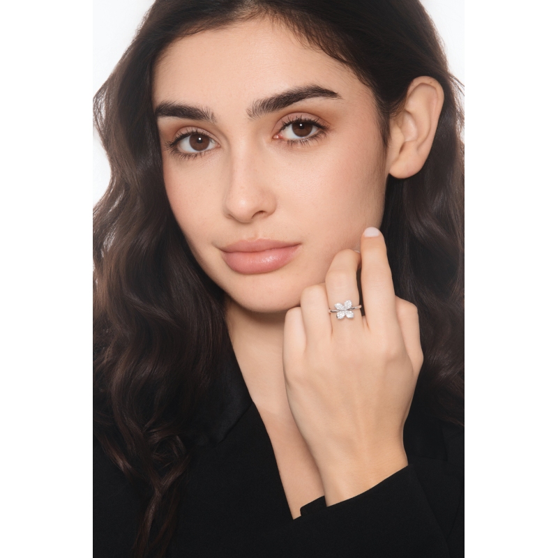 Modern flower pavè diamond ring in 18kt white gold 