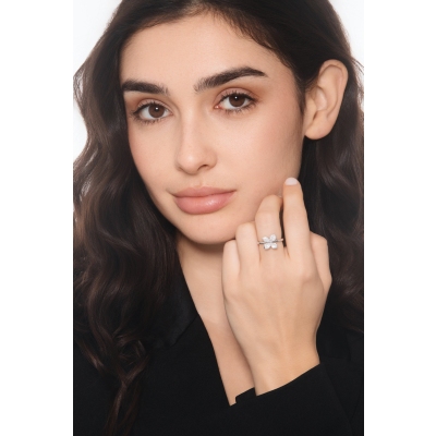 Modern flower pavè diamond ring in 18kt white gold 
