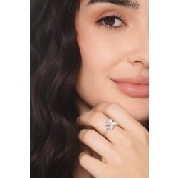 Modern flower pavè diamond ring in 18kt white gold  2