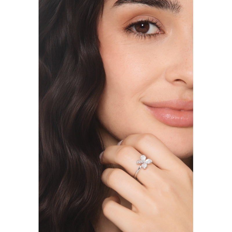 Modern flower pavè diamond ring in 18kt white gold 