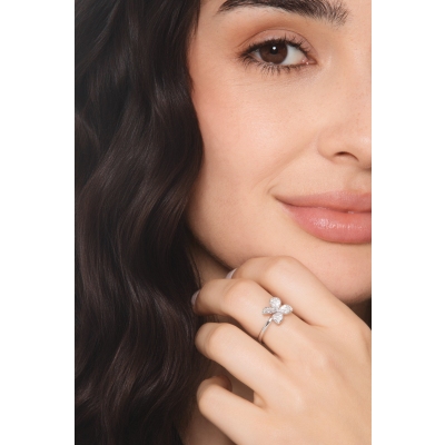 Modern flower pavè diamond ring in 18kt white gold 