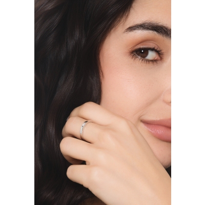 Solitaire ring tension setting in 18k white gold with a 0,10 ct diamond