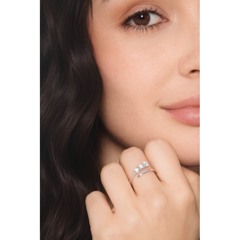 White gold 750 TOI&MOI ring with three diamonds White gold 750 TOI&MOI ring with three diamonds