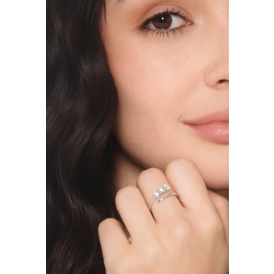 White gold 750 TOI&MOI ring with three diamonds