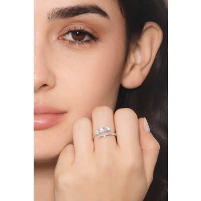 TOI&MOI ring with three diamonds in 18k white gold