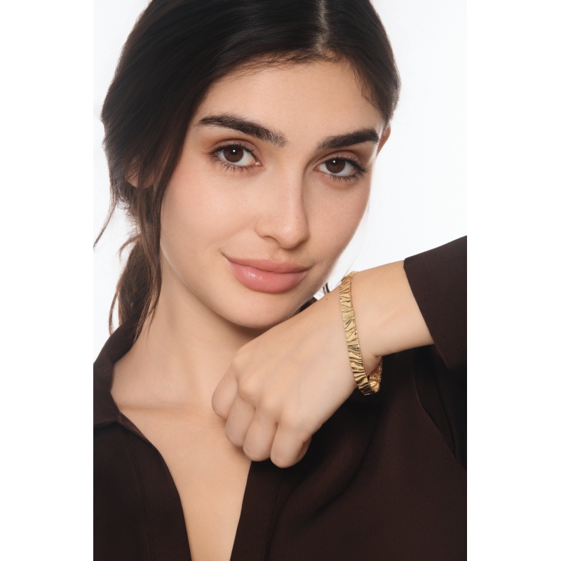 18k yellow gold bracelet with a wavy mirror-polished finish