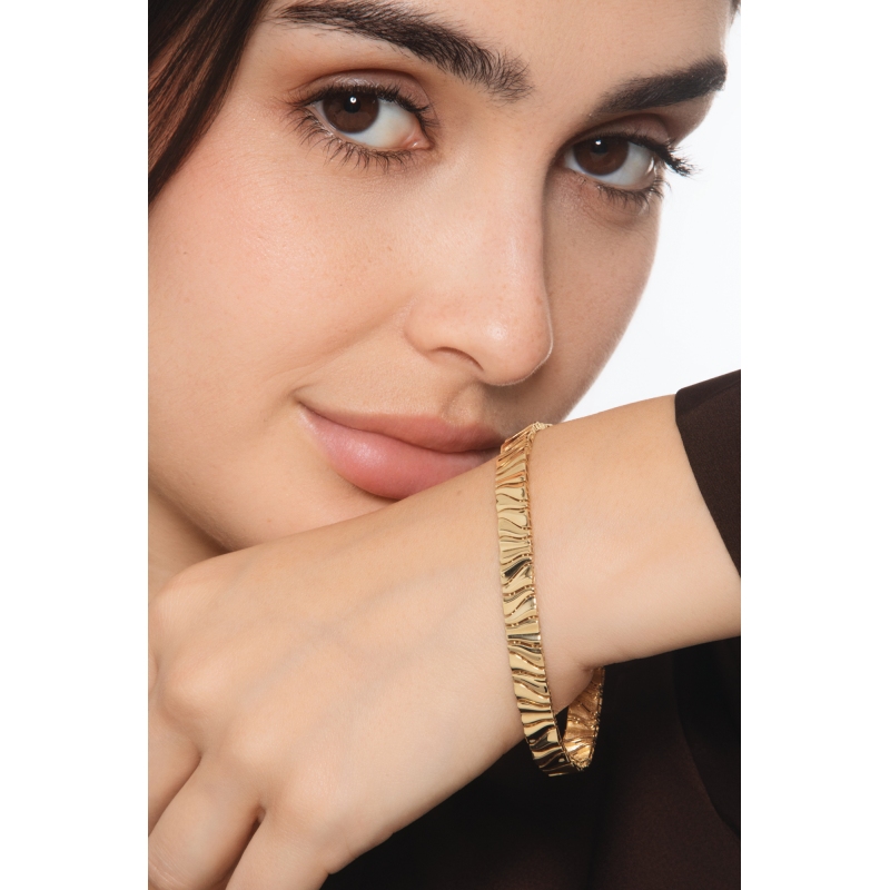 18k yellow gold bracelet with a wavy mirror-polished finish