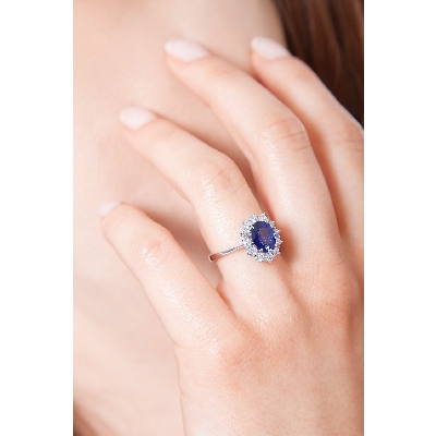 Halo ring with diamonds and blue sapphire oval cut in 18k white gold 