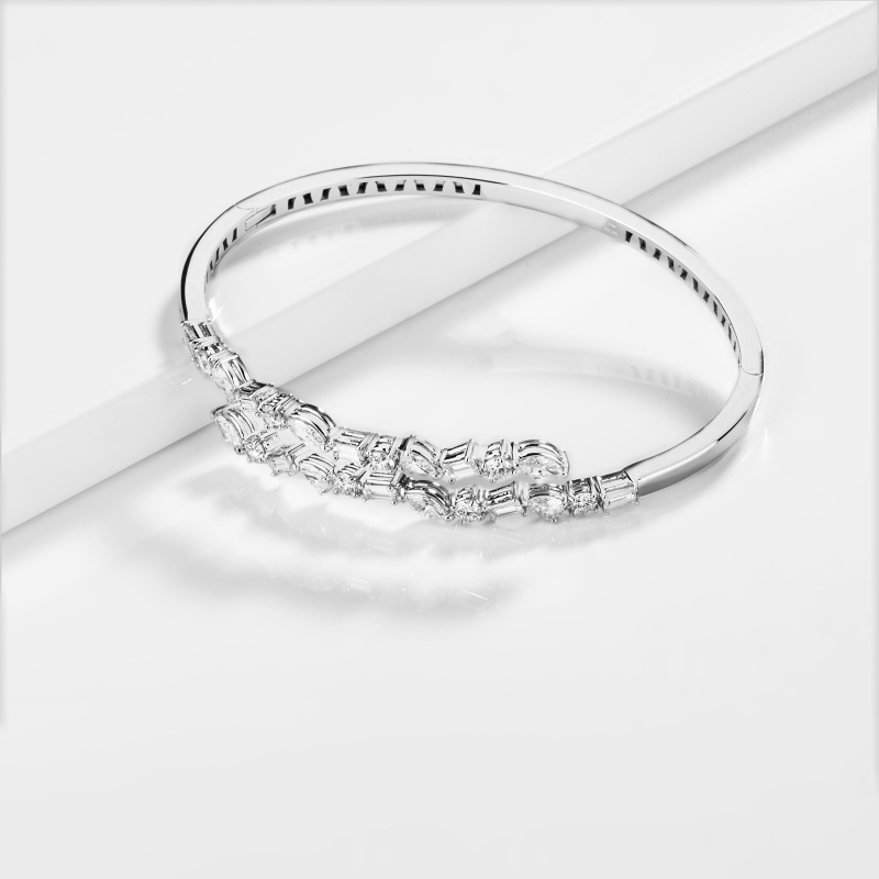 Open diamond cuff in 18kt white gold
